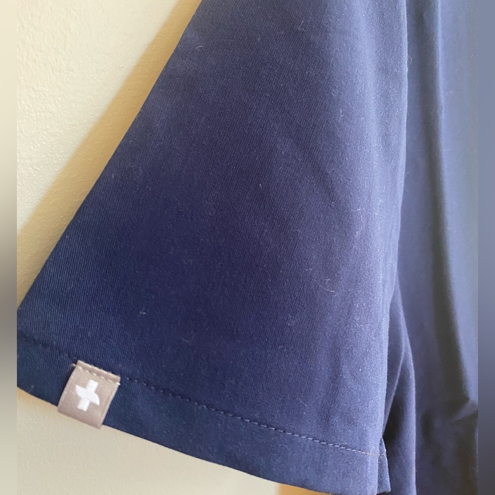 NWT Figs Catarina Top Navy Blue One Front Pocket Size XL Petite - Picture 8 of 10